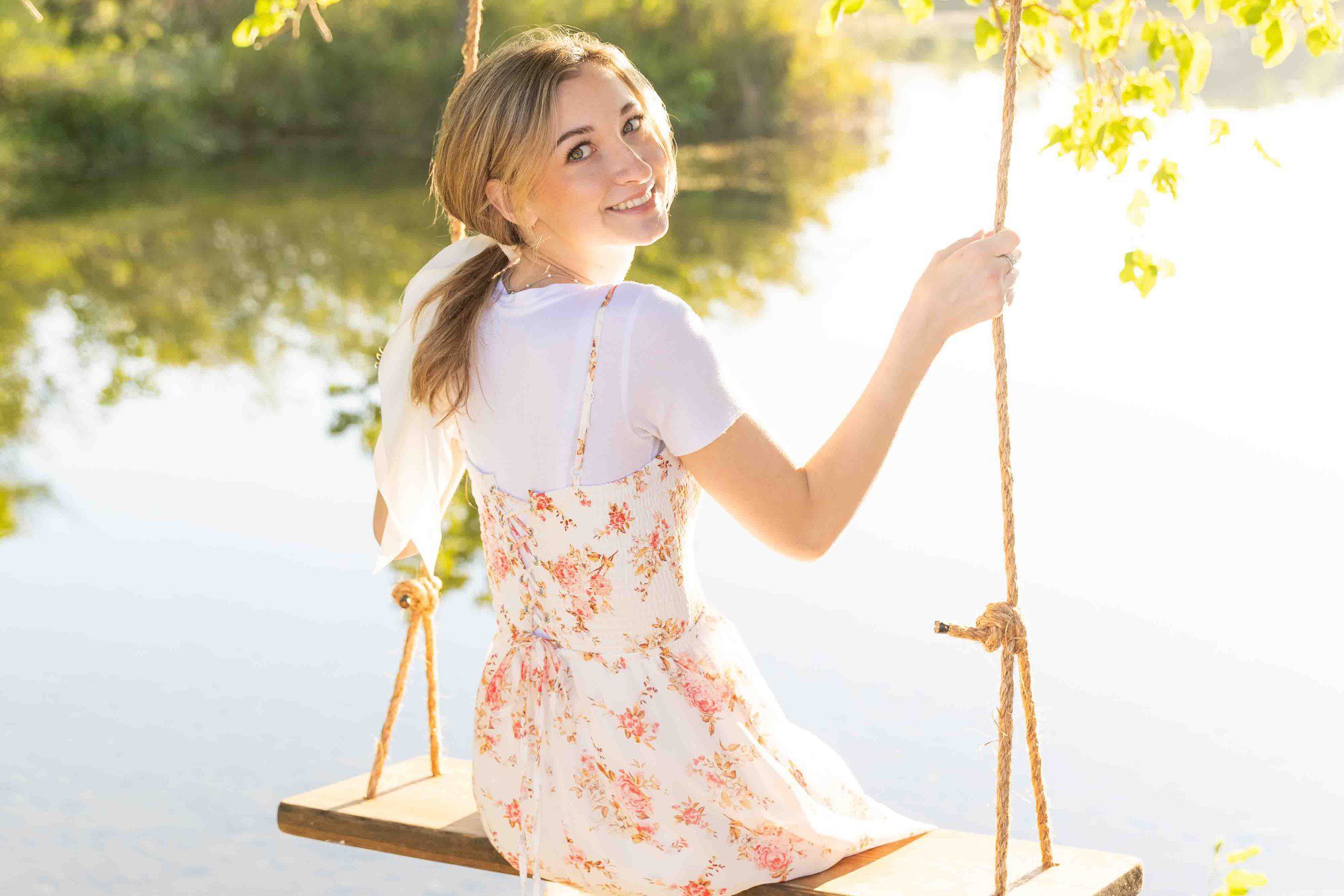 senior-photographer-tricities-kimwiberg-high-school-confident